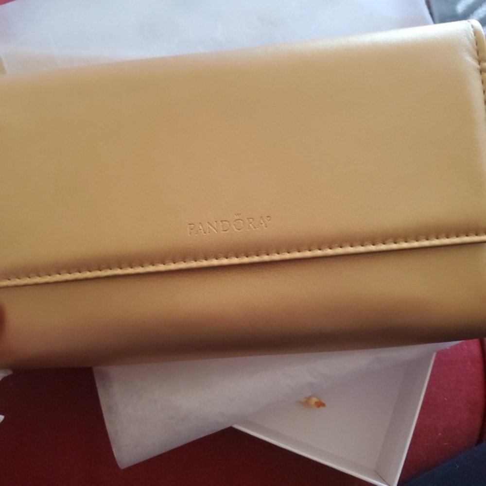 Pandora clutch